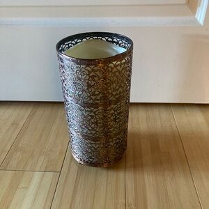 Flameless flickering candle with decorative vase